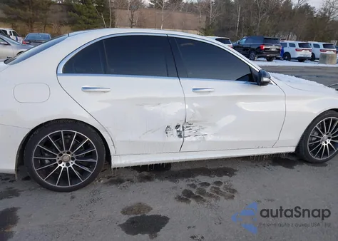 2015 Mercedes-Benz C 300 4Matic/Luxury 4Matic/Sport 4Matic z USA, uszkodzony, nr VIN 55SWF4KB2FU087424